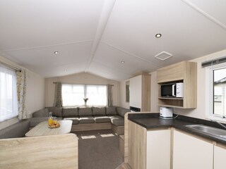 Trailer Polperro Features 12