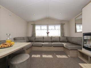 Trailer Polperro Features 16