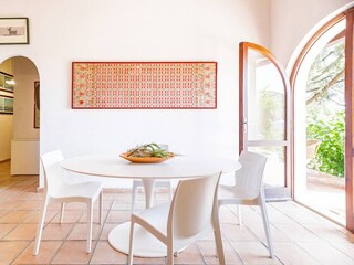 Essbereich mit Ausgang zur Terrasse