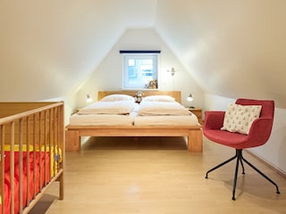 Schlafzimmer oben mit Gitterbett und Einzelbett (90x200