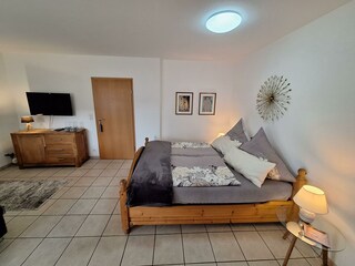 Doppelbett mit Blick zum TV