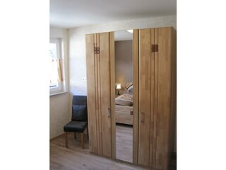 1. Doppelschlafzimmer_Kleiderschrank