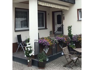 Eingang mit Freisitz