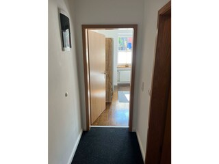 Großes Apartment-Blick in den Flur/Schlafzimmer