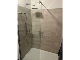 Großes Apartment-Badezimmer/Dusche