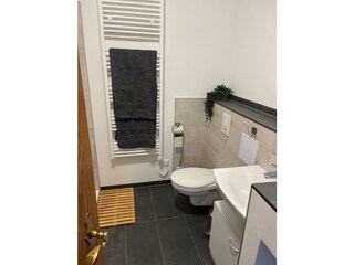Großes Apartment-Badezimmer