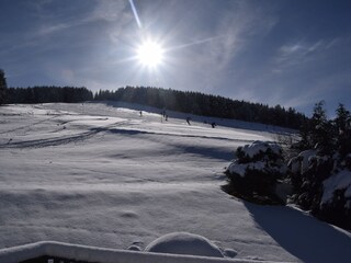 Blick vom Balkon auf Piste