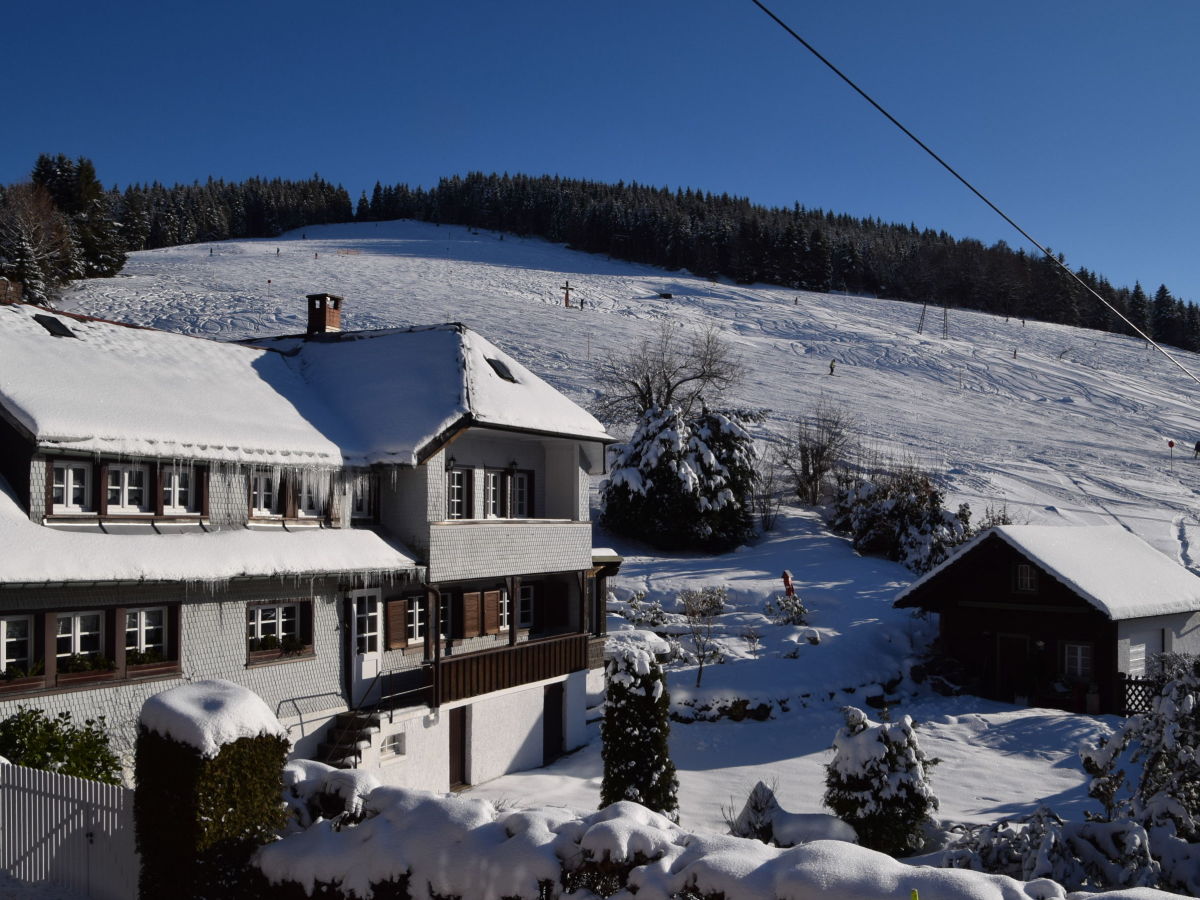 Winter in Todtnauberg - vom Garten auf die Piste