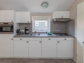 voll ausgestattete Küche mit Geräten