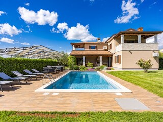 Villa Tinjan Outdoor Recording 1