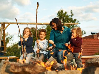 Lagerfeuer mit Stockbrot und Würstchen