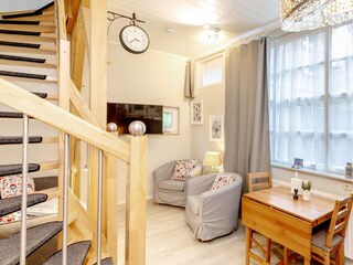 Treppen ins Obergeschoss mit Esstisch