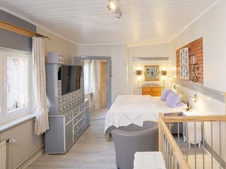 sleeping room king size bett