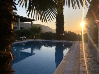 Sonnenaufgang am Pool