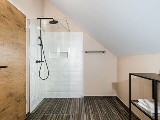 Dusche in Badezimmer 1