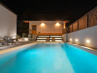Poolbereich abends
