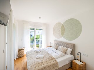 Schlafzimmer 2 mit Blick in den Kurpark