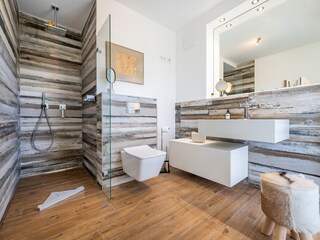 großes Bad (von Schlafzimmer 1)
