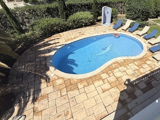 Pool mit Außendusche