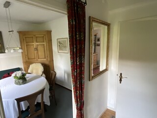 Flur mit Blick ins Frühstückszimmer