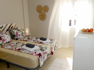Schlafzimmer 1 mit Kommode und Fenster