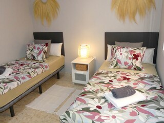 Schlafzimmer 2 mit zwei Einzelbetten und Fenster