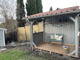 Garten mit überdachter Sitzecke