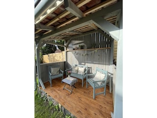 Gemütliche Sitzecke im idyllischen Garten