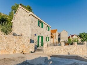 Huisboot Holiday Home Rustic - Two Bedroom Holiday Home with Private Pool - Ružić - image1