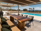 Große Terrasse am Pool mit tief blauen Meerblick