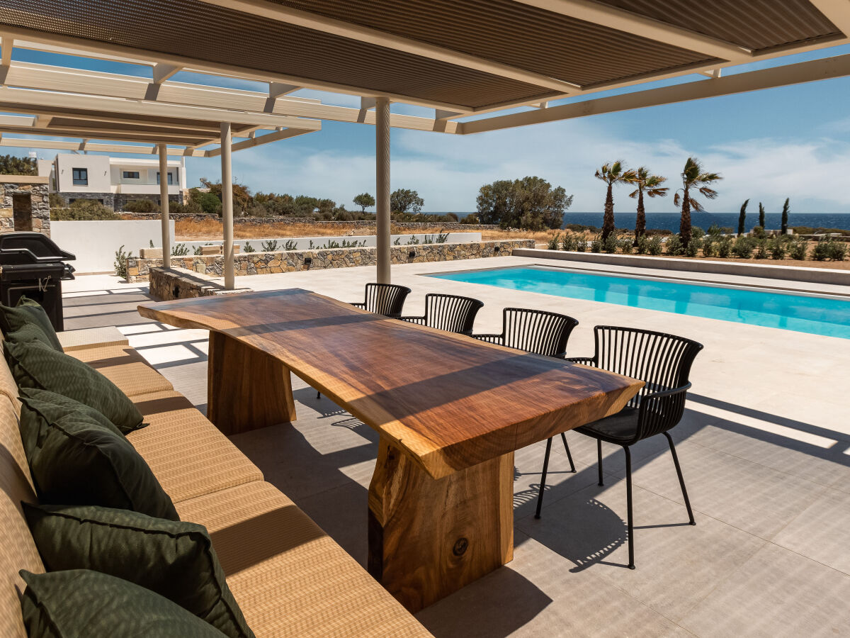 Große Terrasse am Pool mit tief blauen Meerblick