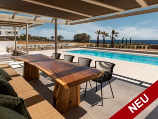 Große Terrasse mit Meerblick und Grill