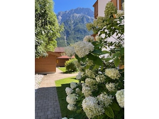 Weg um das Haus zur Eingangstür