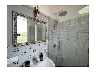 Badezimmer mit Dusche