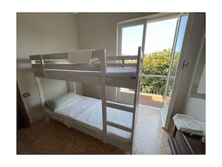 Schlafzimmer mit Etagenbett und Balkon