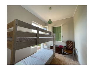 Schlafzimmer mit Etagenbett und Balkon
