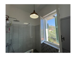 Badezimmer mit Fenster