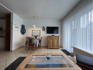 Wohnzimmer/Essecke mit LED-TV