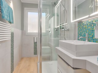 komfortables Badezimmer mit flacher Dusche