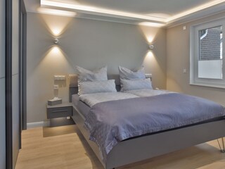 exklusives Schlafzimmer mit Doppelbett
