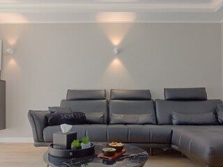Wohnbereich mit elektrisch verstellbarer Ledercouch