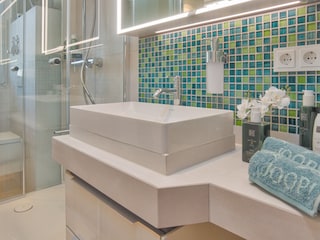 Badezimmer mit beleuchteten Spiegelelementen
