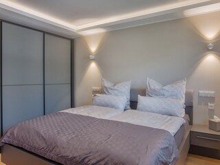Schlafzimmer mit großem Kleiderschrank