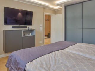 auch im Schlafzimmer mit Smart-TV und Sound