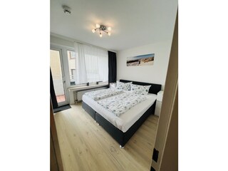 Schlafzimmer mit Ausgang auf den Balkon