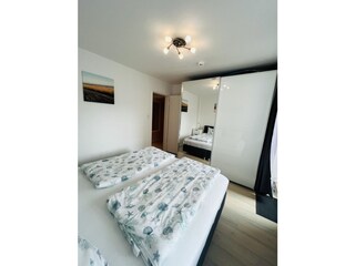 Schlafzimmer mit großem Kleiderschrank