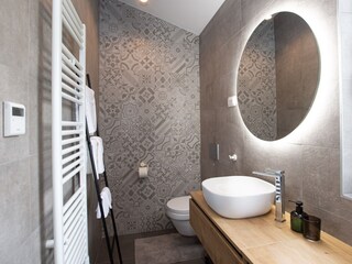Badezimmer mit Dusche