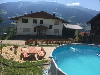 Pool ,Tisch und Bänke zu Grillen