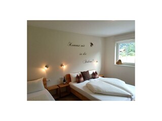 Zillertal-Aschau-Landhaus Sporer-Dreibettzimmer 2