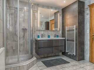 Badezimmer gross im 1. OG